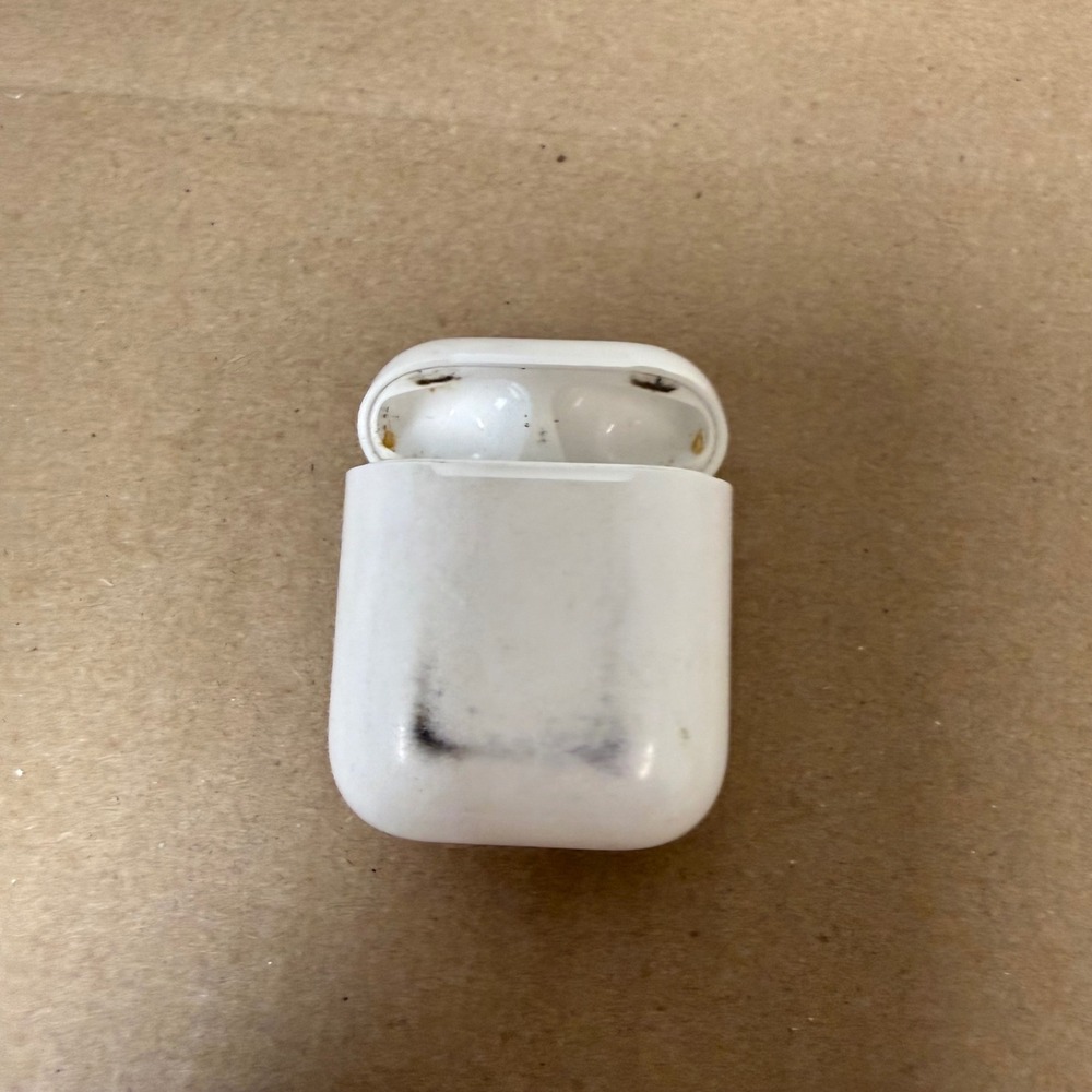 Apple AirPods Charging Case Unisex OS White Fair A1602 Genuine Replacement - Picture 3 of 4